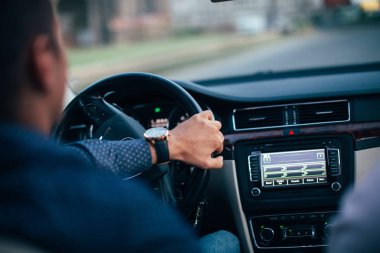 Arabayı süren adam.