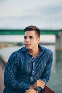 yakışıklı adam kentsel güvertede ayakta