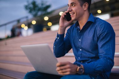 Cep telefonuyla konuşan adam.