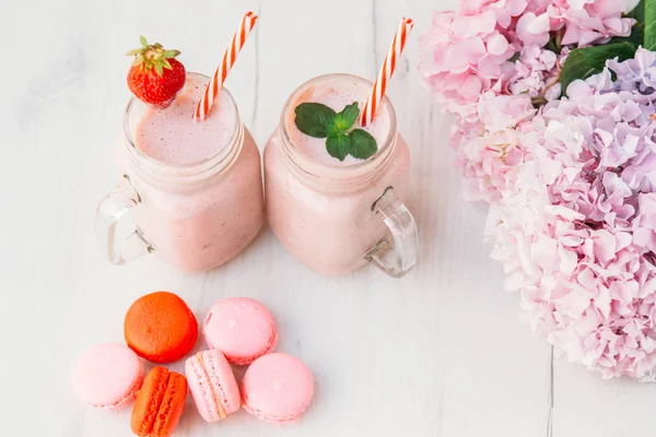 딸기 밀크 쉐이크와 마카롱 — 스톡 사진