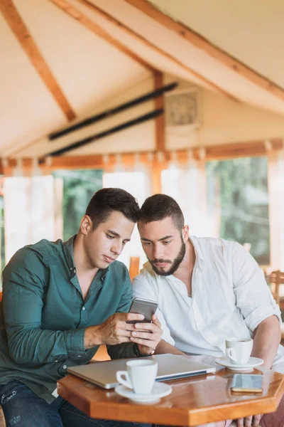 İki adam cep telefonu arıyorum