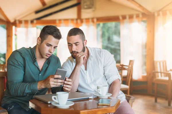 İki adam cep telefonuyla