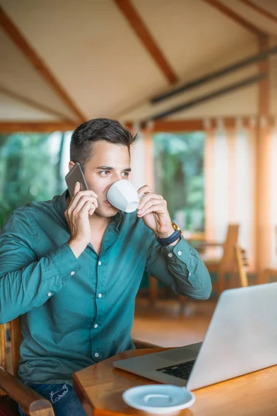 Homem falando no celular — Fotografia de Stock