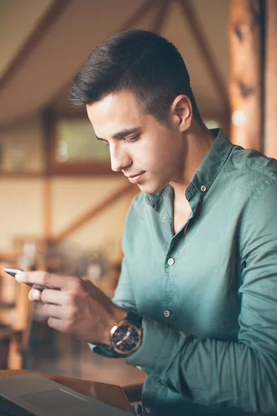 Homem usando telefone celular — Fotografia de Stock