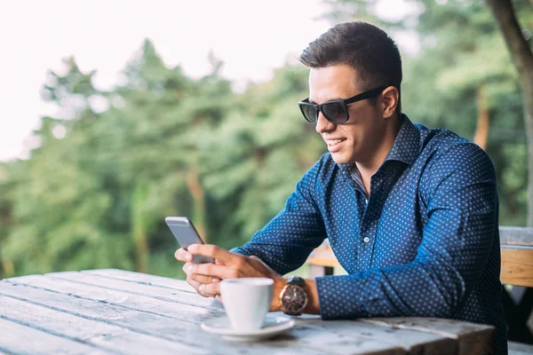 Homem usando telefone celular — Fotografia de Stock