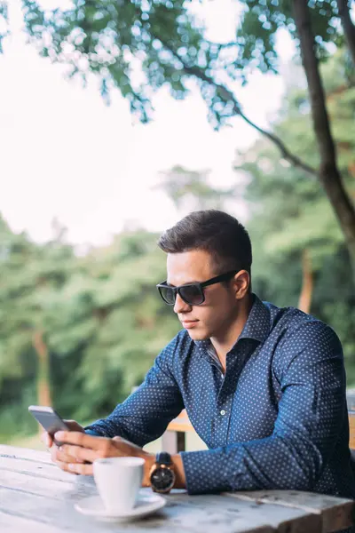 telefonu kullanan adam