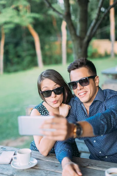 Casal jovem tomando selfie — Fotografia de Stock