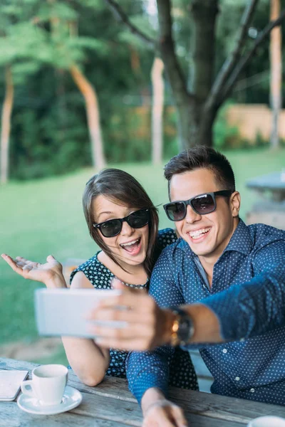 Casal jovem tomando selfie — Fotografia de Stock