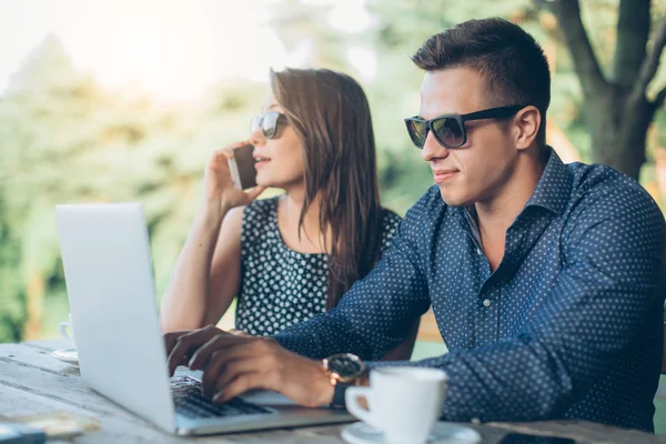 Genç çift cep telefonları