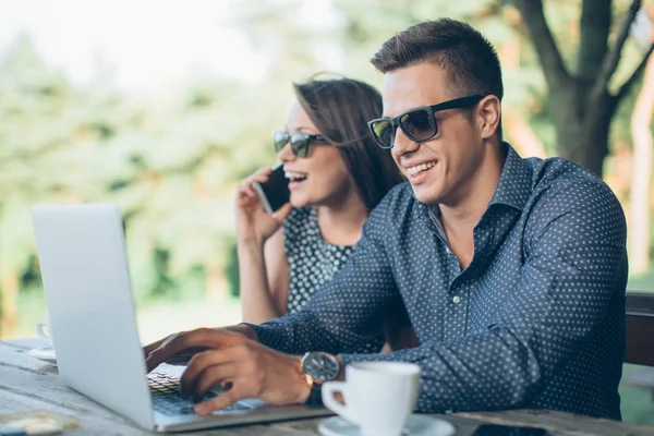 cep telefonu ve dizüstü kullanarak çift