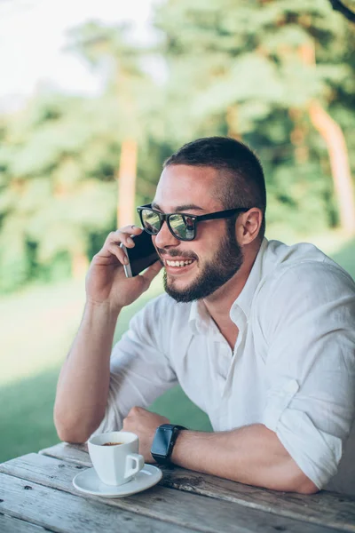 Cep telefonuyla konuşan adam.