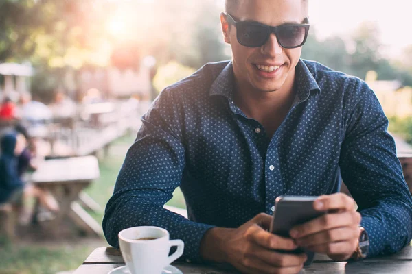 telefonu kullanan adam