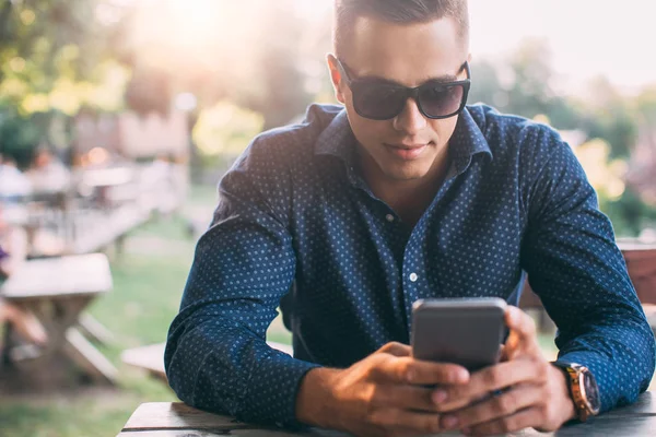 telefonu kullanan adam