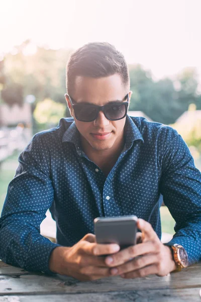 Cep telefonu kullanan adam