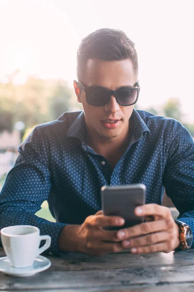 Cep telefonu kullanan adam