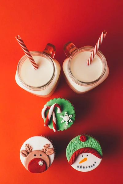 Copas de leche y cupcakes de Navidad — Foto de Stock