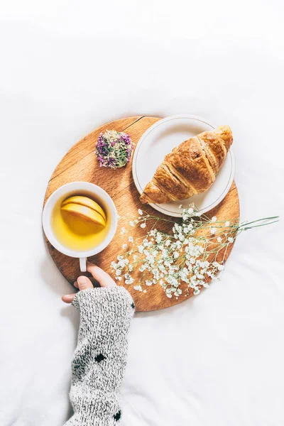 Čaj s citronem a croissant — Stock fotografie