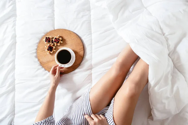 Mädchen trinkt Kaffee — Stockfoto