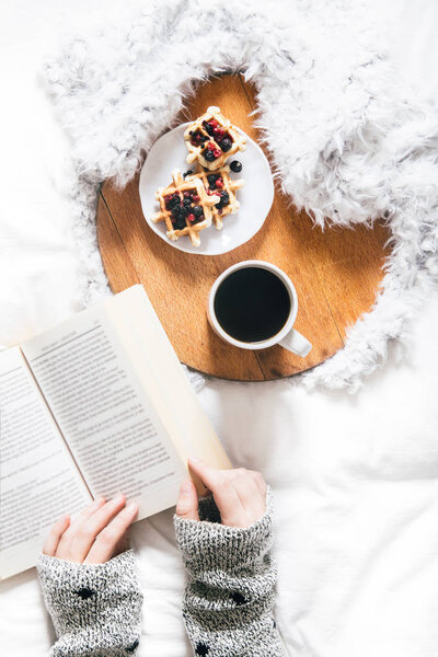 девушка пьет кофе 