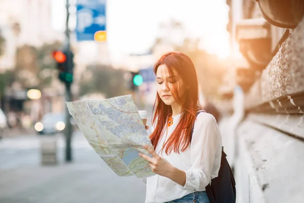 Viajero mujer usando el mapa en la ciudad — Foto de Stock
