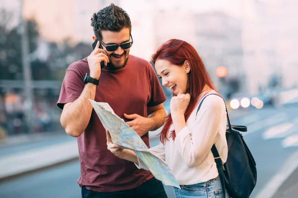 Pareja de viajeros usando el mapa en la ciudad —  Fotos de Stock