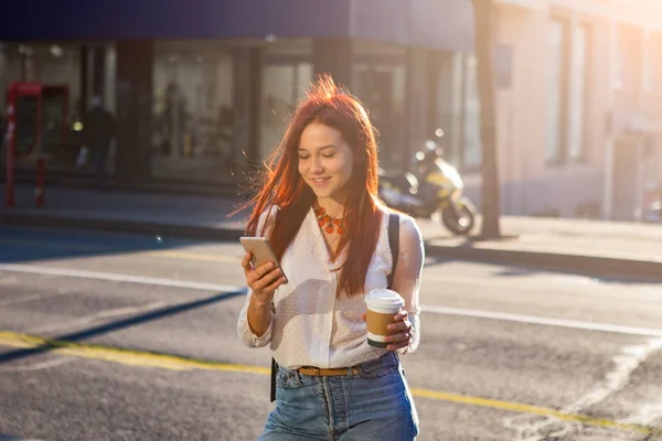 Молодая женщина с мобильным телефоном на улице — стоковое фото