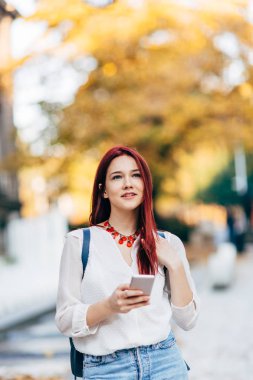 Cep telefonu kullanan kadın