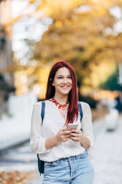 Cep telefonu kullanan kadın