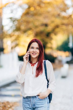 Cep telefonu kullanan kadın