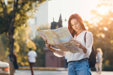 Haritayı kullanarak kadın Gezgin 