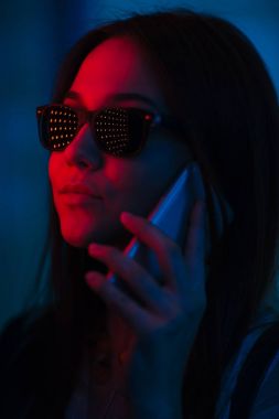 Telefonda konuşan kadın.