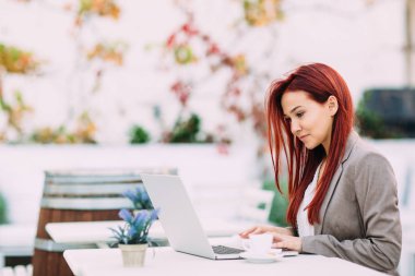 Dizüstü bilgisayar kullanan kadın