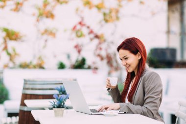 Dizüstü bilgisayar kullanan kadın