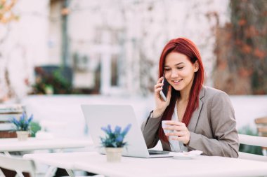 Telefonda konuşan kadın.
