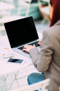 Dizüstü bilgisayar kullanan kadın