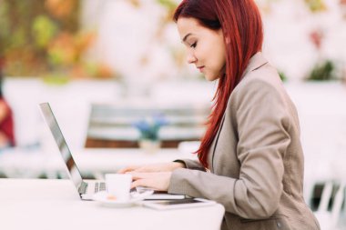 Dizüstü bilgisayar kullanan kadın