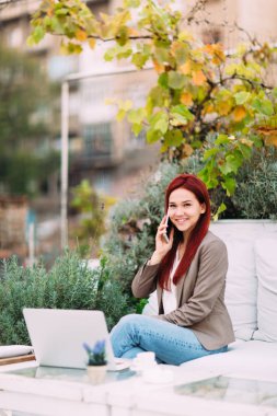 Telefonda konuşan kadın.