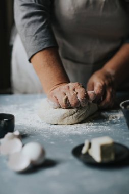 Hamur ile çalışan kadın.