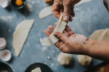 Hamur ile çalışan kadın.