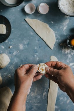 Hamur ile çalışan kadın.