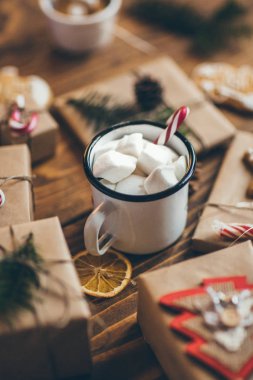 Sıcak çikolata şekerleme Noel hediyeleri ahşap tablo ile