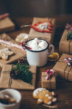 Sıcak çikolata şekerleme Noel hediyeleri ahşap tablo ile