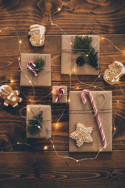 包装在木制背景上的老式圣诞礼物 从上面看 — 图库照片