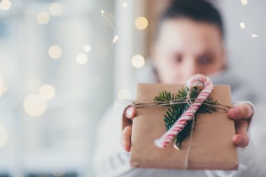 Noel hediyesi tutan genç kadın