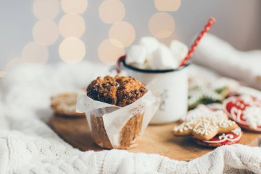 Sıcak çikolata şekerleme, yatakta cupcake fincan.