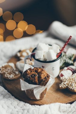 Sıcak çikolata şekerleme, yatakta cupcake fincan.