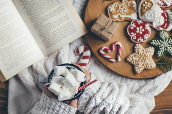 女人用一杯热巧克力和饼干看书 顶部视图 — 图库照片