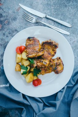 Patatesli lezzetli yemek ve beyaz tabakta et.