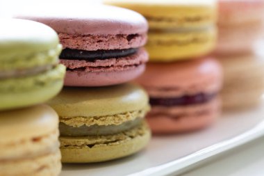 Renkli Fransız badem kurabiyeleri arka planı, yakın plan.