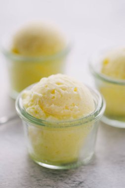 Cam bardaklarda leziz dondurmalar, yakın plan.